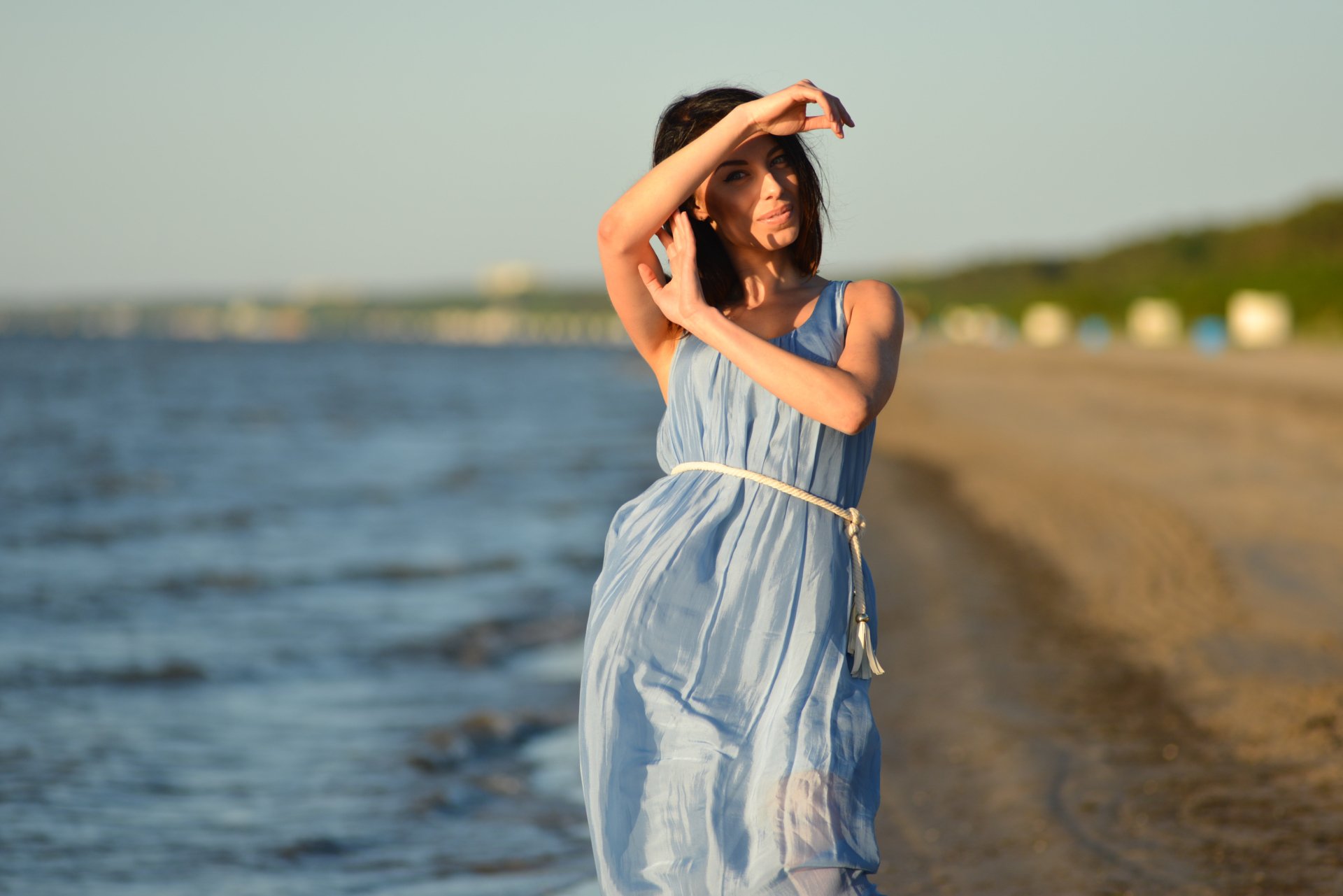 Фото нежной красавицы снимающей синее платье на улице