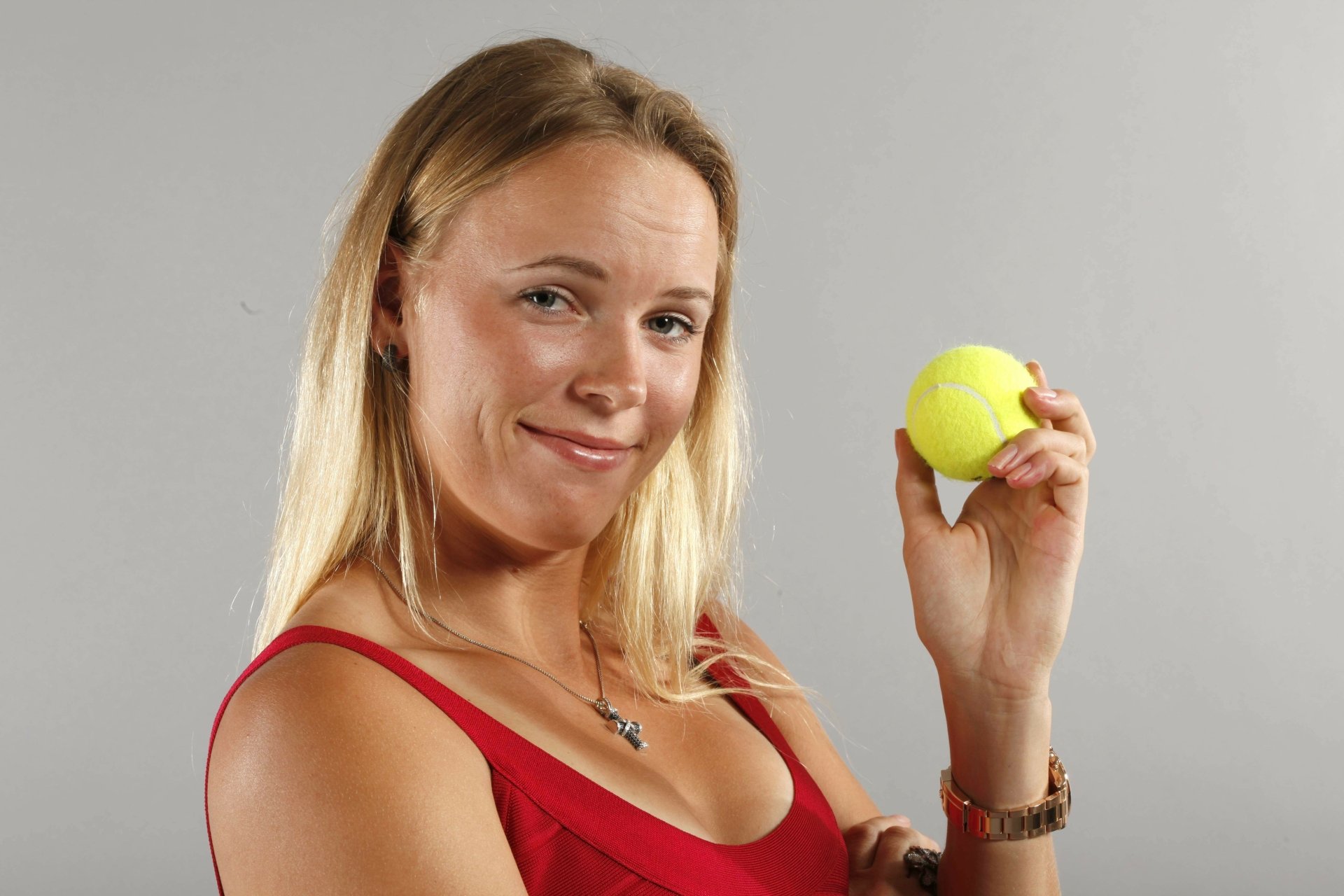 Голая молодая теннисистка позирует с мячиками в старом гараже 