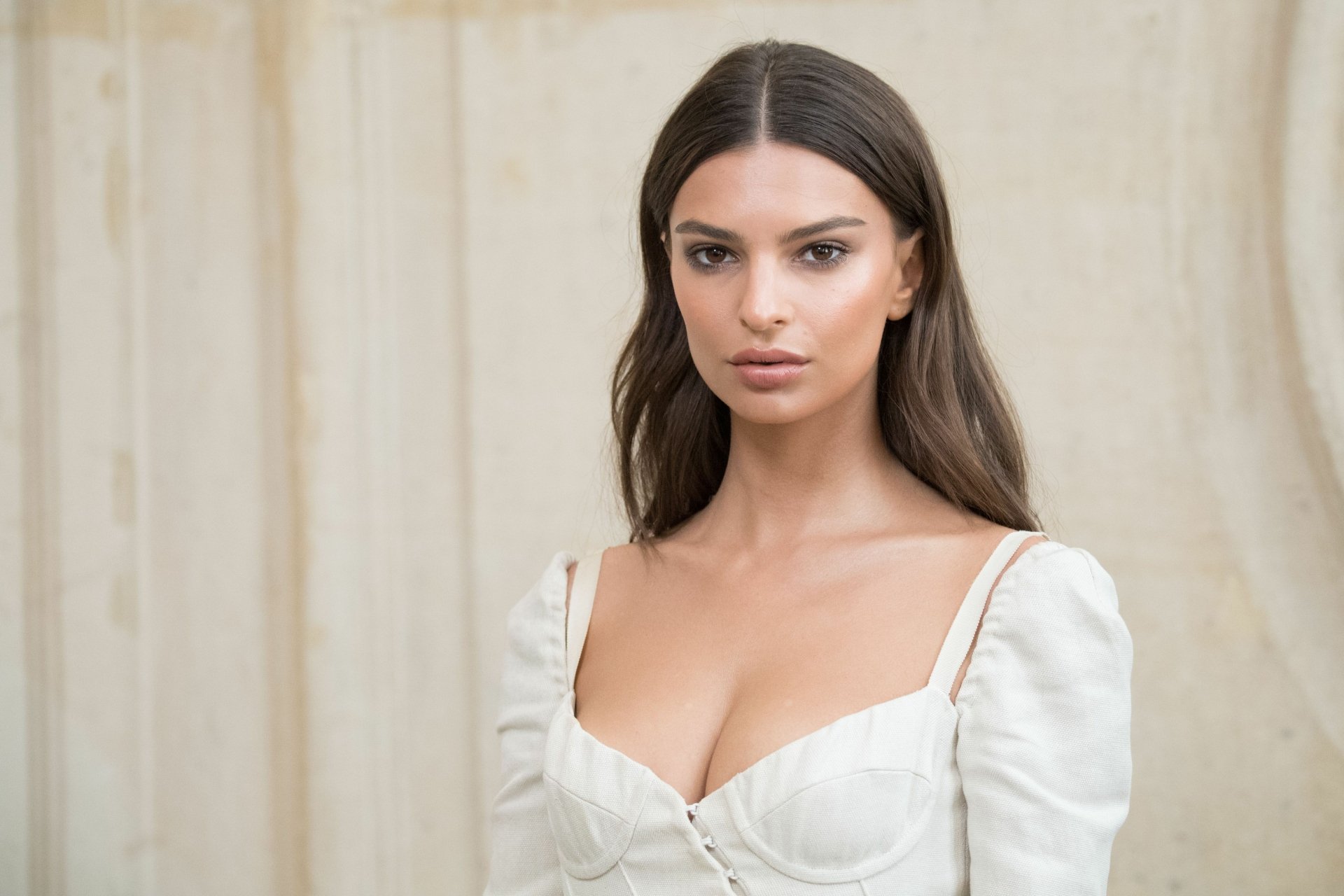 Download Celebrity Emily Ratajkowski 4k Ultra HD Wallpaper