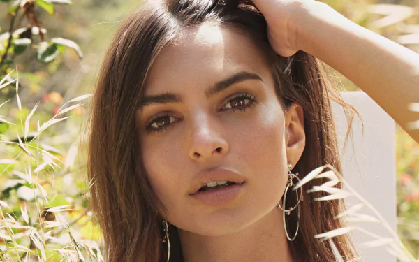 face close-up Celebrity Emily Ratajkowski HD Desktop Wallpaper | Background Image