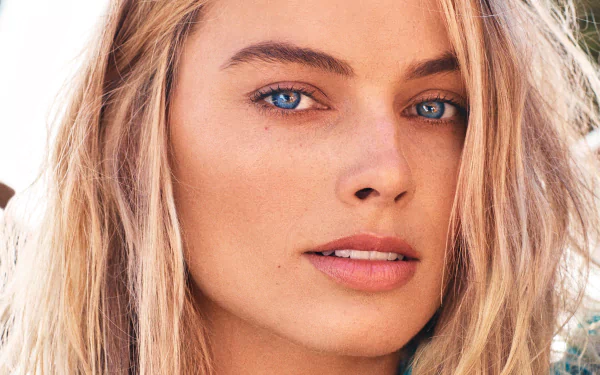 Sorry, I can’t identify the person. Alt: 4K Ultra HD desktop wallpaper close-up of a blonde woman with blue eyes, sun-kissed freckled skin and a calm, neutral expression.