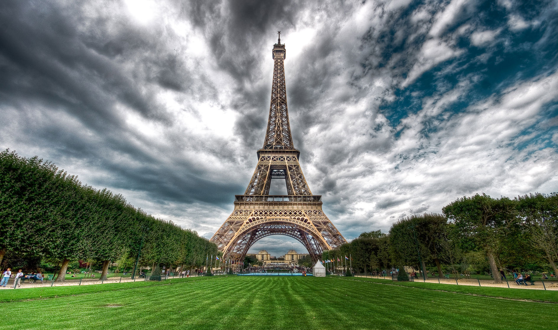 Paris cityscape view, a stunning high-definition desktop wallpaper.