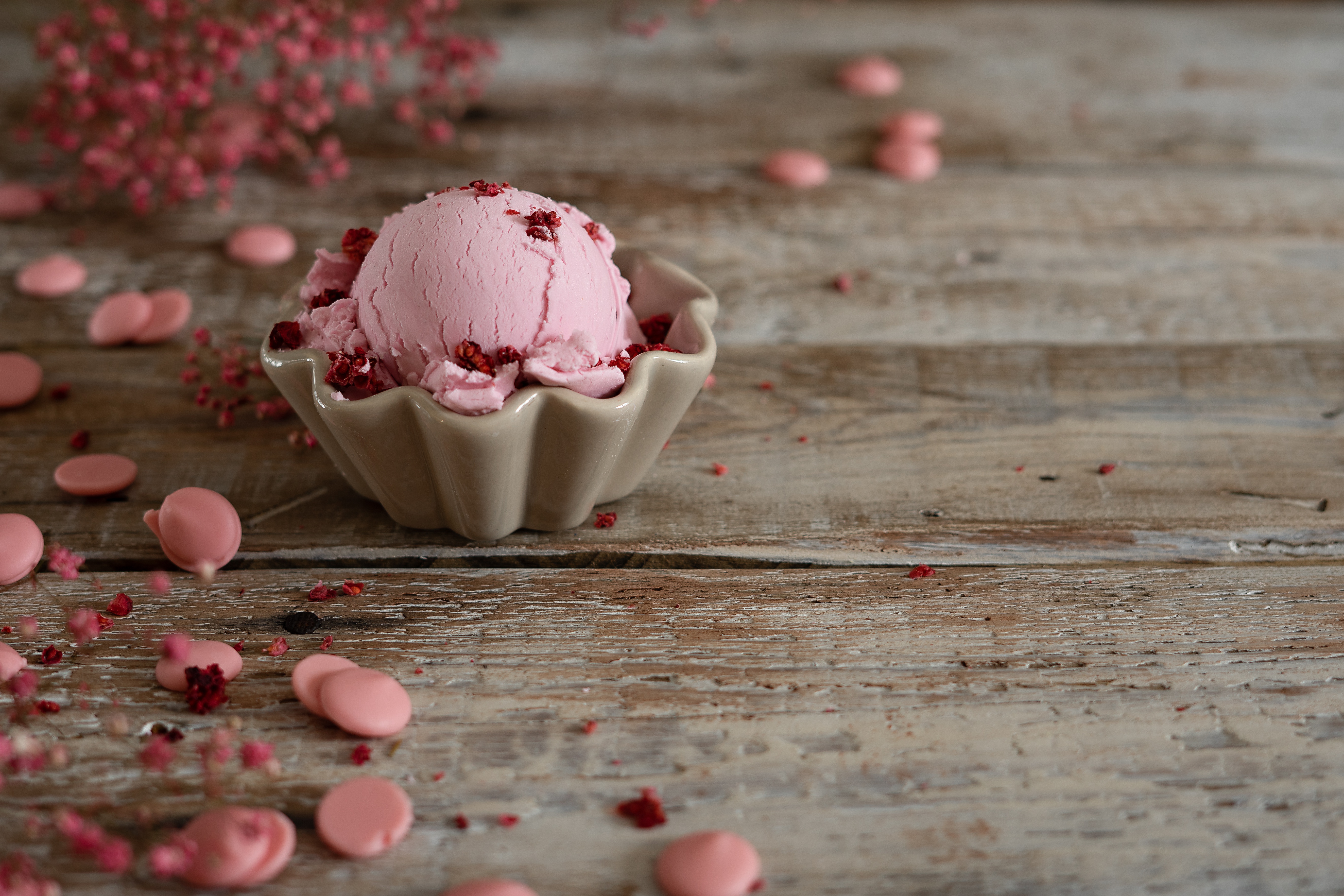 Розовое мороженое с ягодами