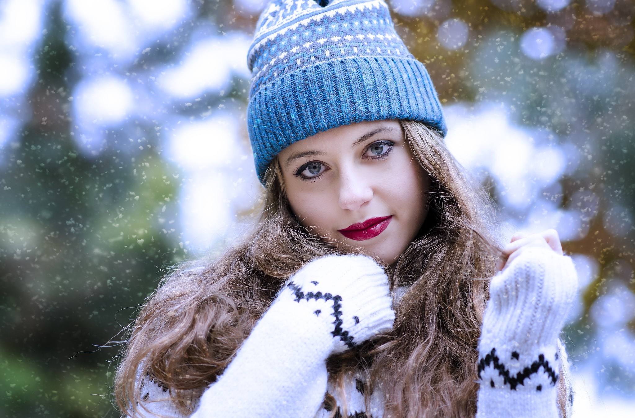 Download Face Hat Blue Eyes Brunette Lipstick Woman Model HD Wallpaper