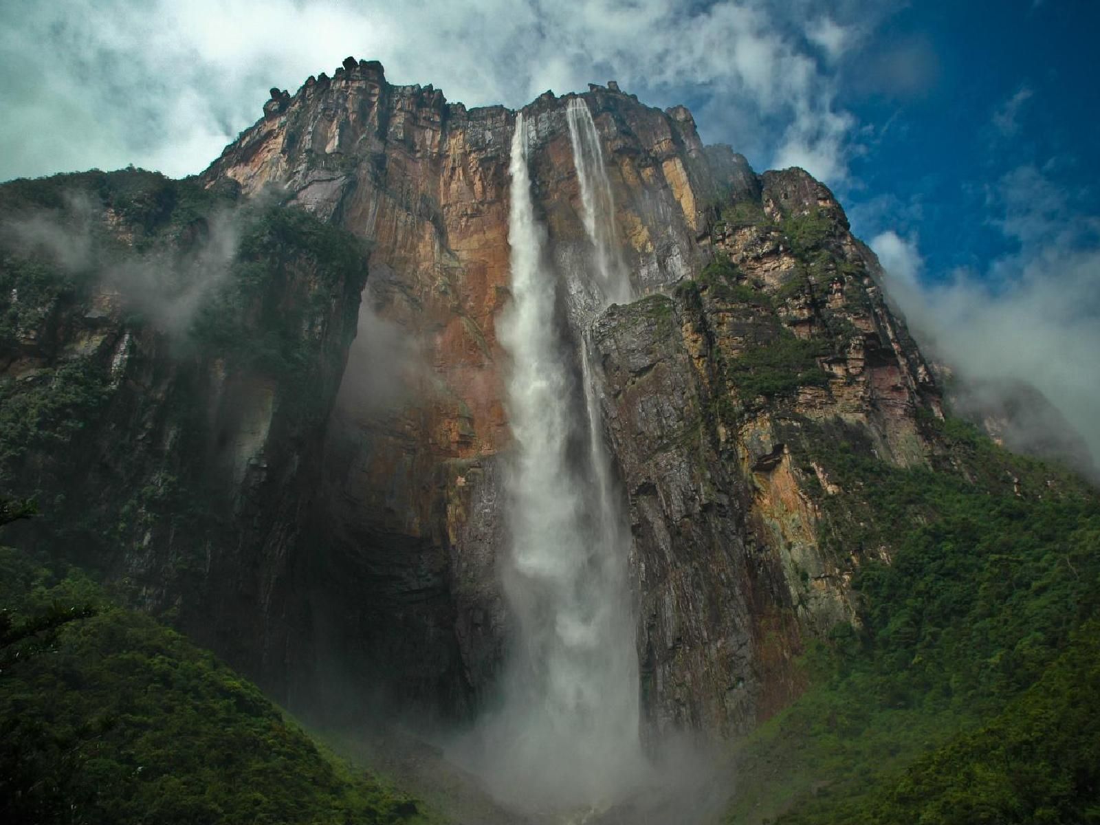 Desktop wallpaper of a breathtaking waterfall.