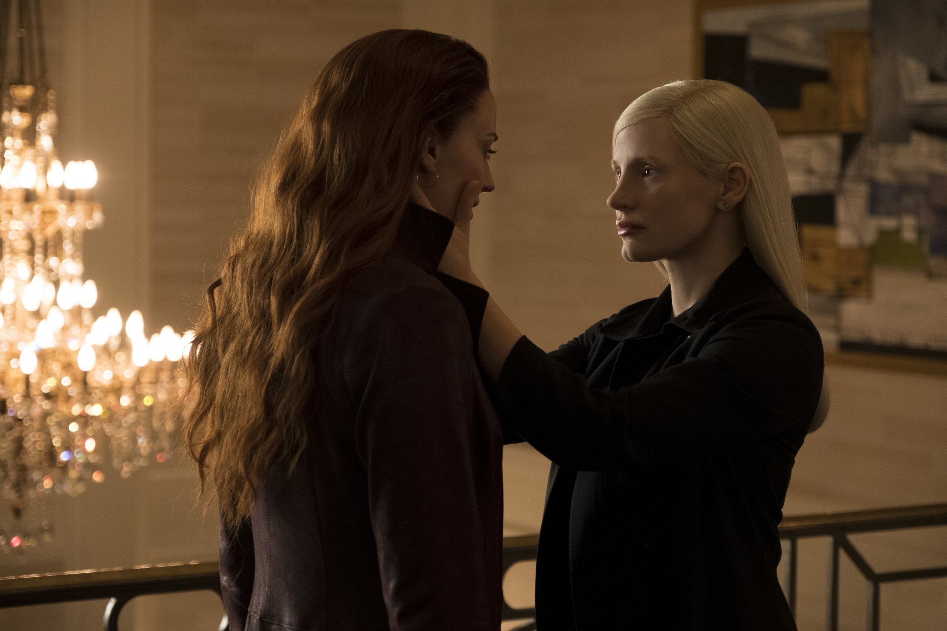 4K Ultra HD wallpaper featuring Sophie Turner as Jean Grey and Jessica Chastain from the X-Men movie Dark Phoenix in a dramatic, dimly lit scene.