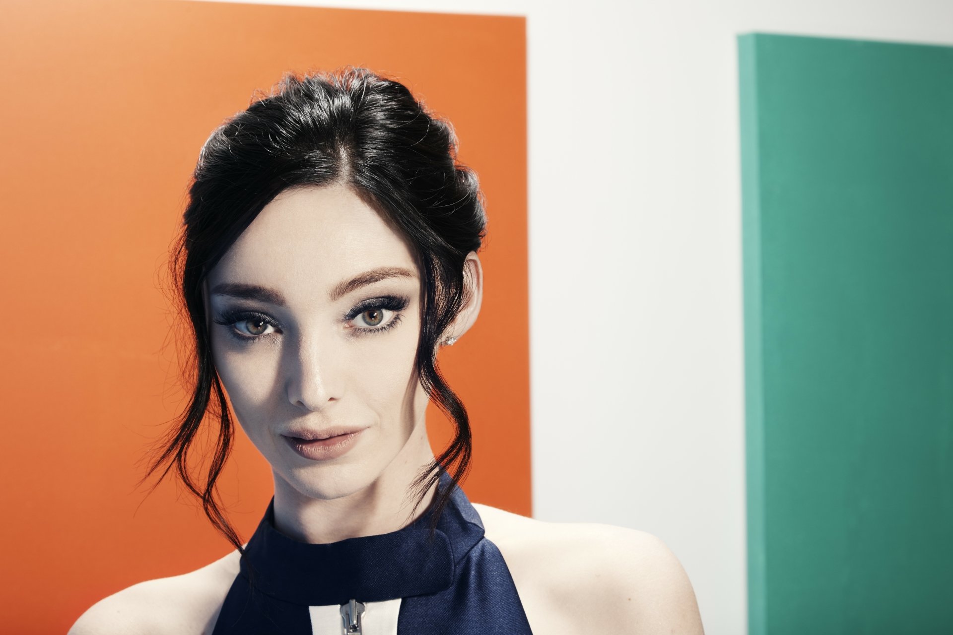 Download Green Eyes Black Hair American Actress Celebrity Emma Dumont 8k Ultra HD Wallpaper