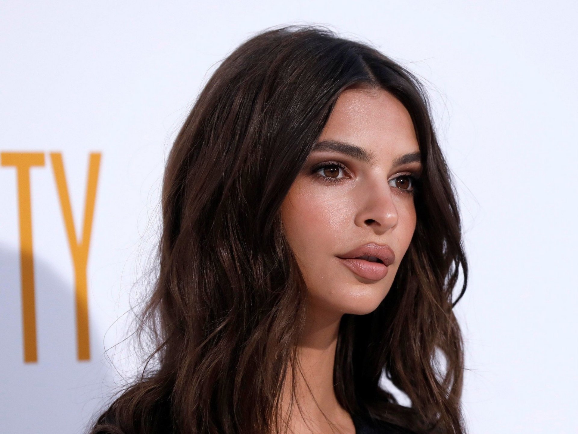Download Black Hair Brown Eyes Face American Actress Model Celebrity Emily Ratajkowski HD Wallpaper