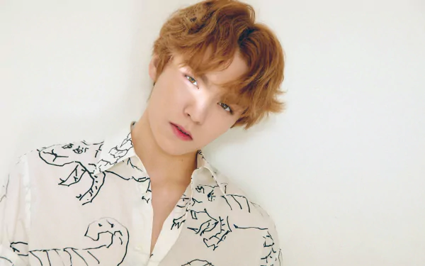 4K Ultra HD desktop wallpaper of a K-pop singer in a light patterned shirt, soft lighting, and Seventeen-inspired styling.