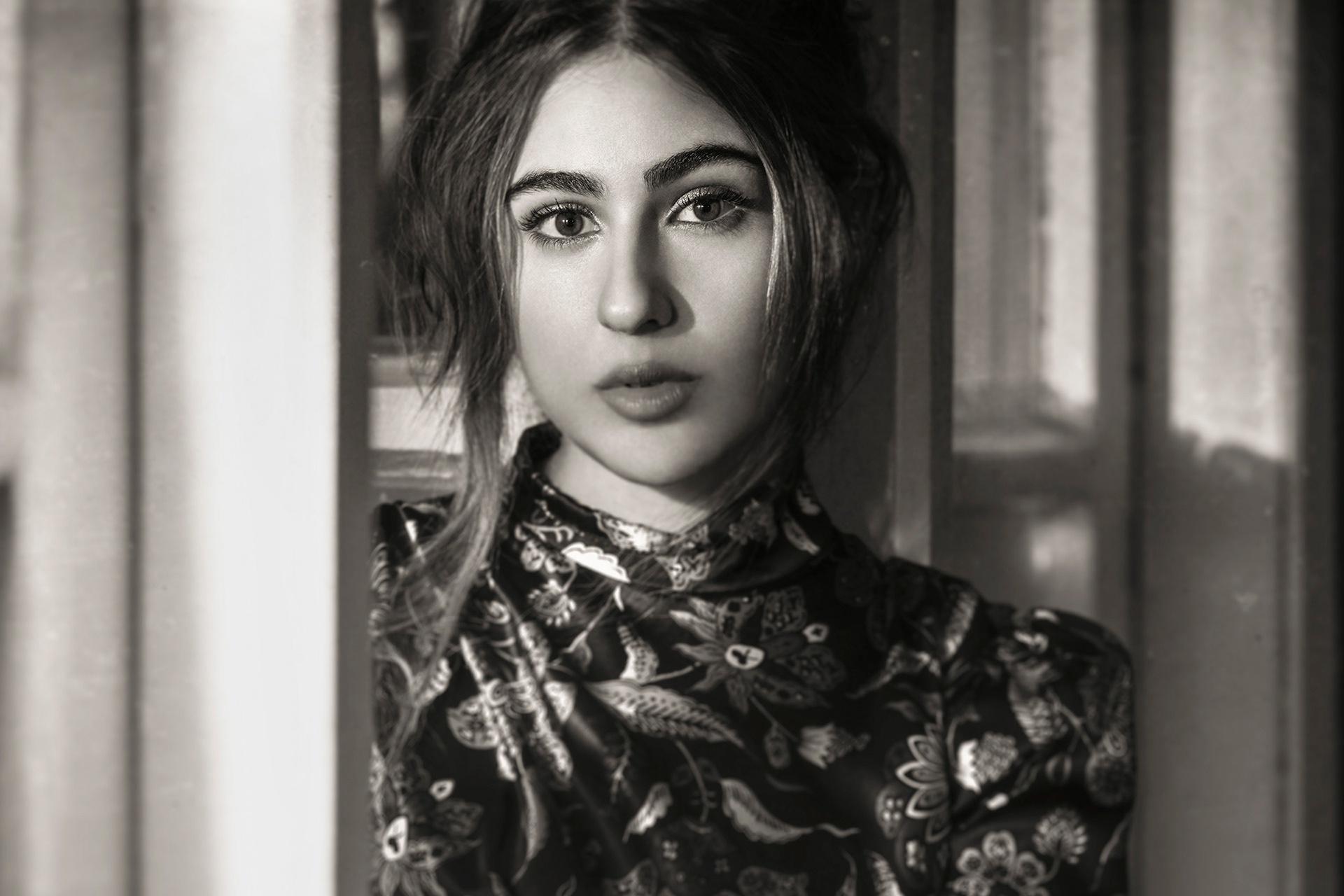 Download Bollywood Actress Indian Face Model Black & White Celebrity Sara  Ali Khan HD Wallpaper