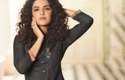 brown eyes black hair Bollywood actress Indian model Celebrity Jasmin Bhasin HD Desktop Wallpaper | Background Image