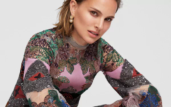 Close-up portrait of brunette actress Natalie Portman with short hair, showcasing her Israeli-American heritage in a detailed, colorful outfit. 4K Ultra HD wallpaper.