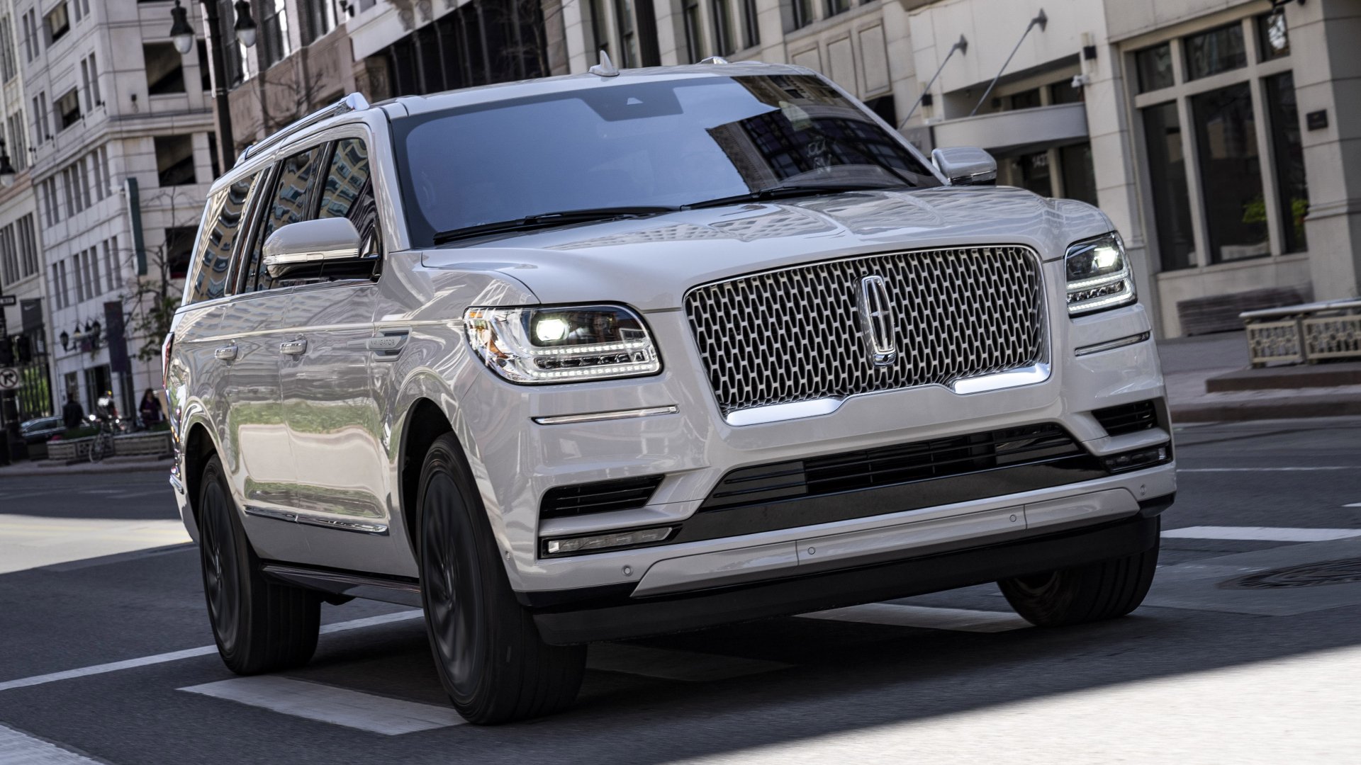 Download White Car Car SUV Lincoln Vehicle Lincoln Navigator 4k Ultra HD Wallpaper