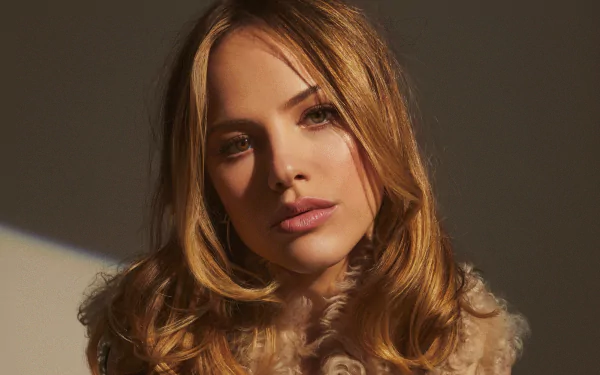 HD PC desktop wallpaper: close-up portrait of a redheaded American actress, face framed by soft wavy hair and warm studio lighting.