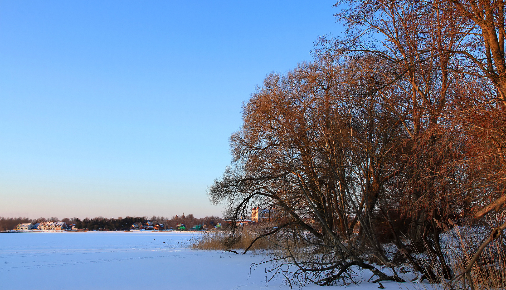 Winter landscape in Trakai, a scenic desktop wallpaper.