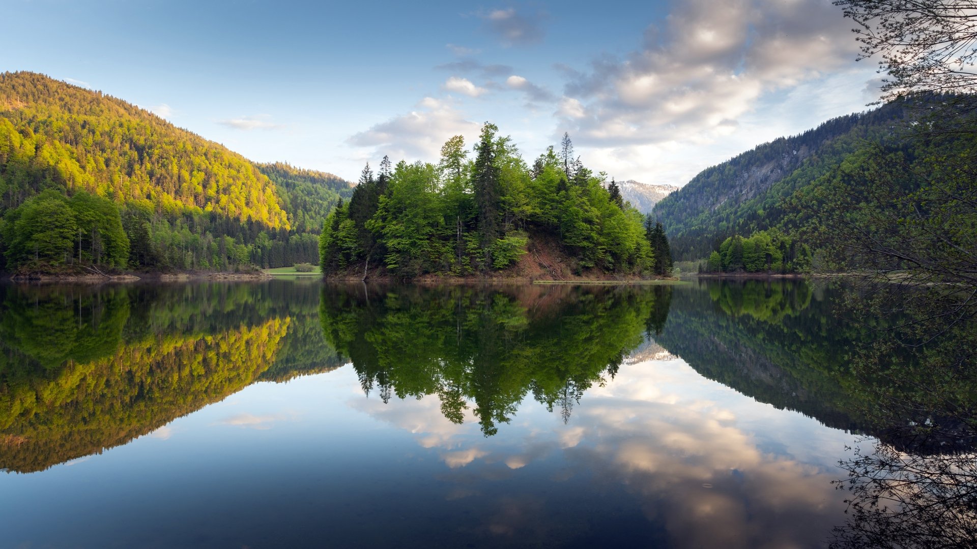 4K Ultra HD Forest Island Reflection: Serene Lake Landscape in Nature ...