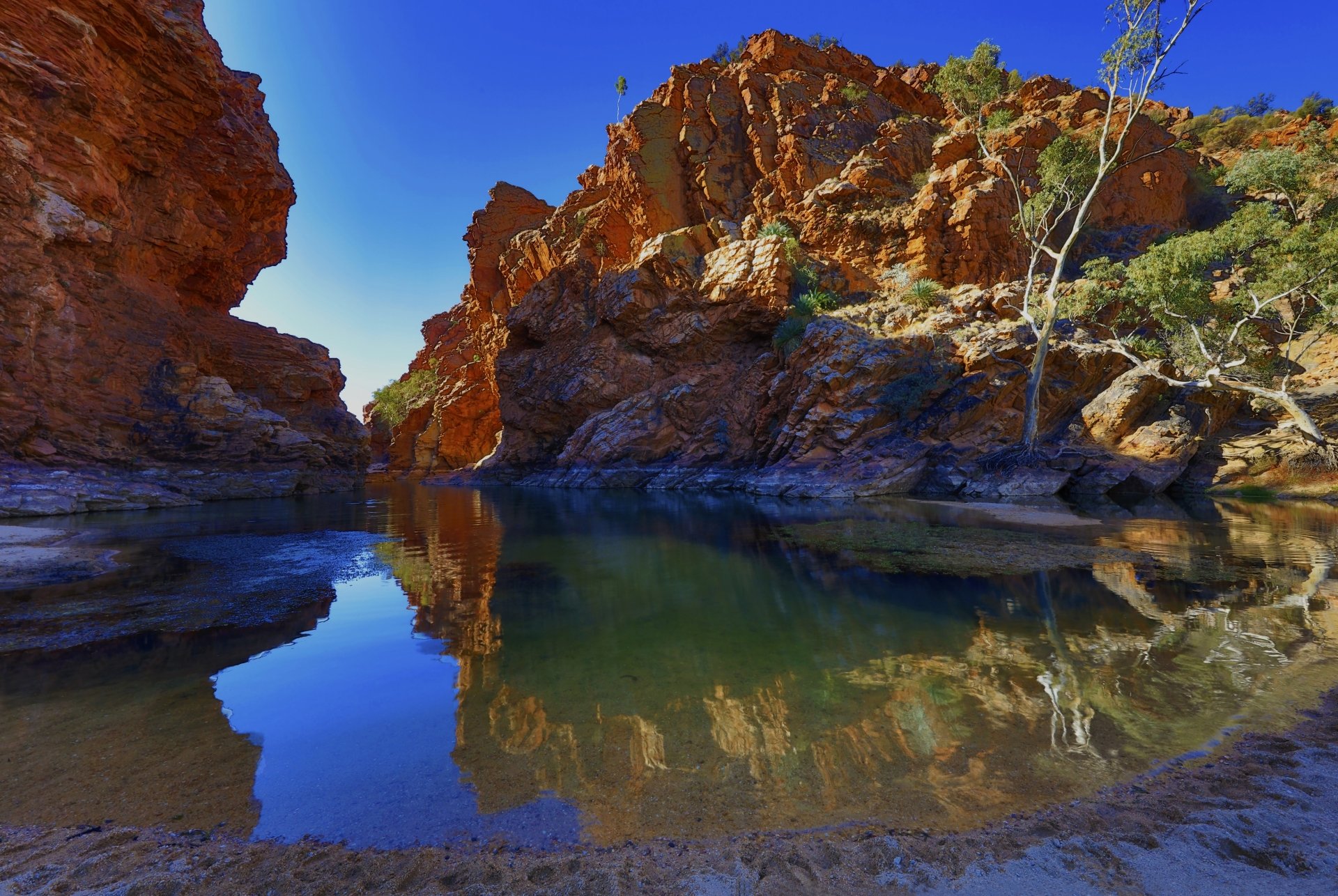 4K Ultra HD PC desktop wallpaper and background: Australian nature lake framed by red rock cliffs, reflected in clear water beneath a bright blue sky.