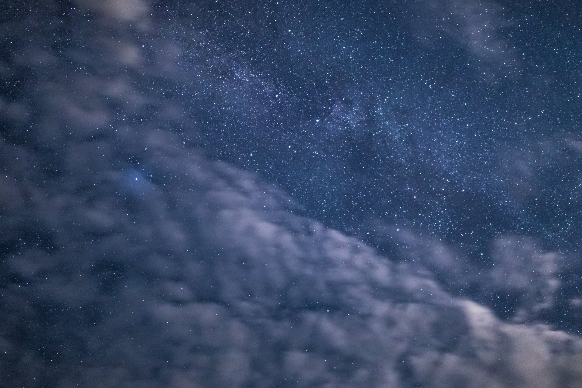 4K Ultra HD PC desktop wallpaper: star-filled night sky with wispy clouds drifting over a tranquil natural scene.