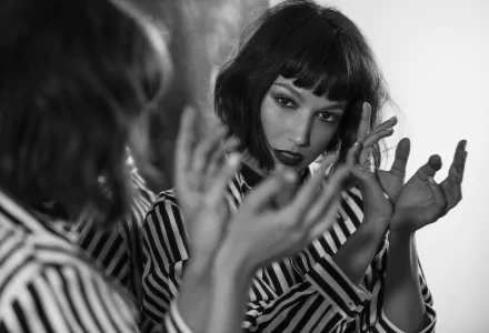 reflection lipstick short hair Spanish actress Black & White Celebrity Úrsula Corberó HD Desktop Wallpaper | Background Image