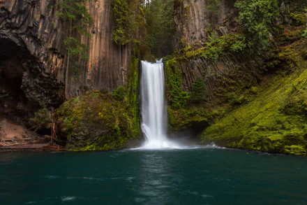 Toketee Falls cascades between moss-covered cliffs into a clear pool, showcasing Oregon's natural beauty in this 4K Ultra HD nature wallpaper.
