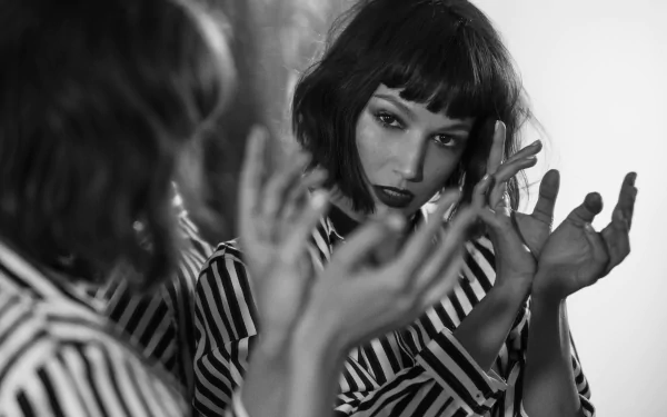 reflection lipstick short hair Spanish actress Black & White Celebrity Úrsula Corberó HD Desktop Wallpaper | Background Image
