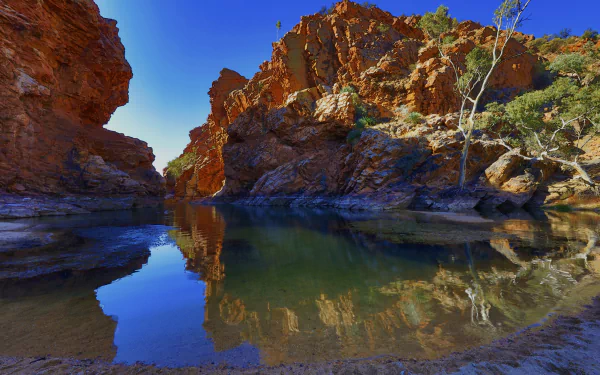 4K Ultra HD PC desktop wallpaper and background: Australian nature lake framed by red rock cliffs, reflected in clear water beneath a bright blue sky.