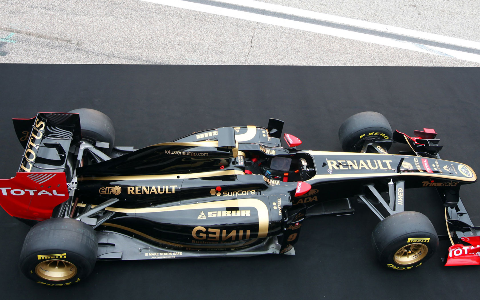 Lotus-Renault R31 2011 Formula 1 sports car racing on track.