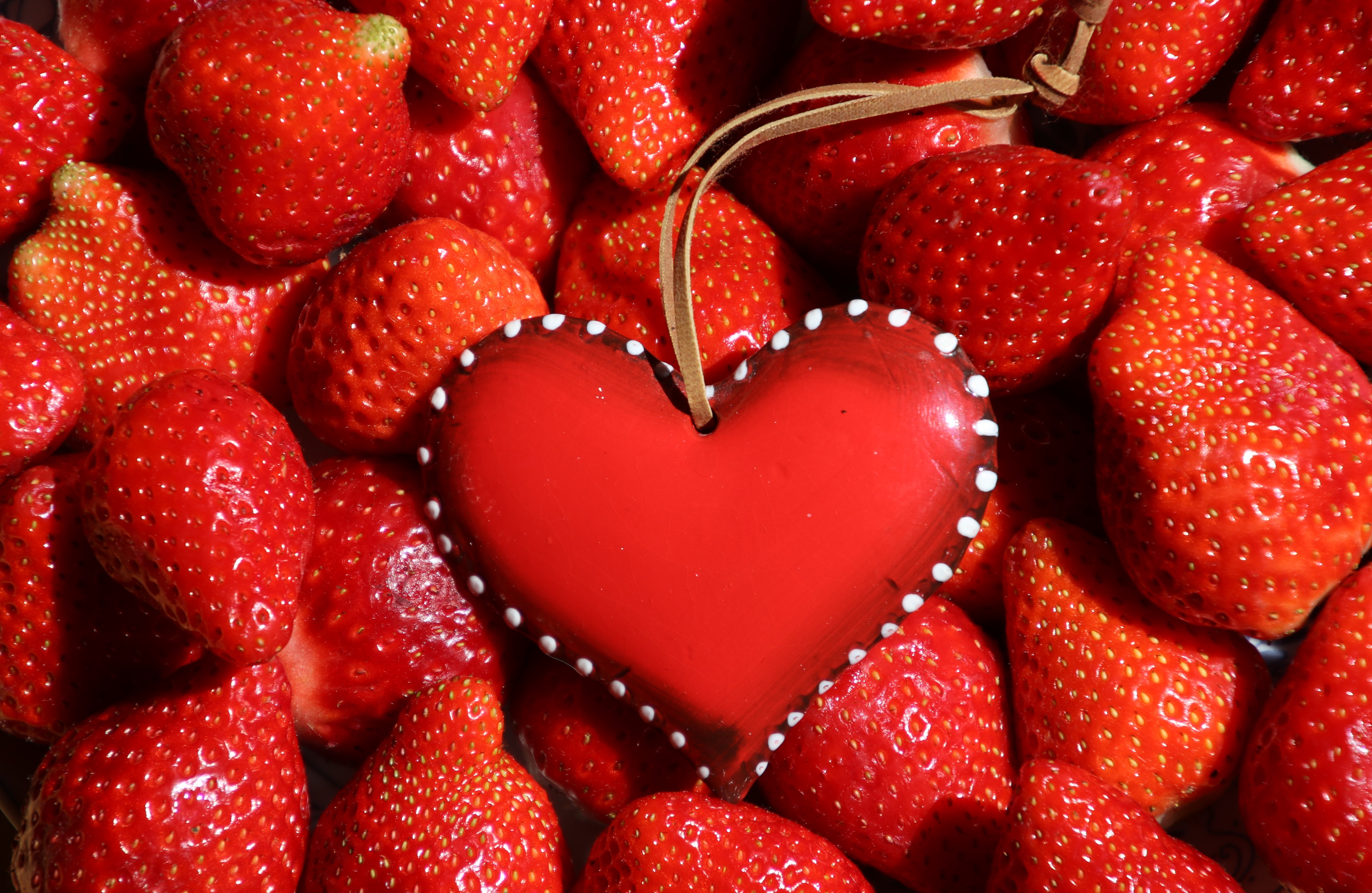 Download Strawberry Red Artistic Heart 4k Ultra HD Wallpaper
