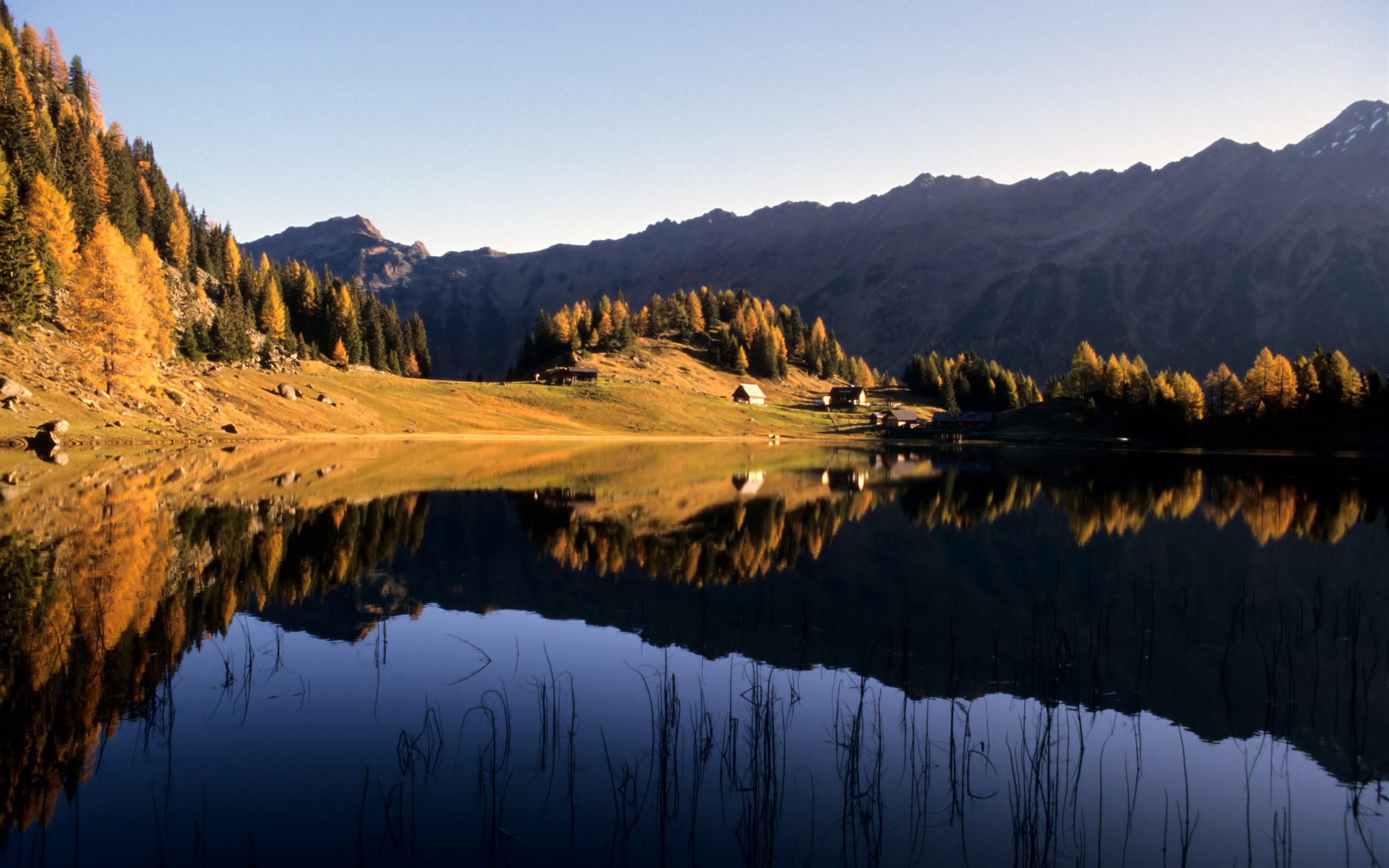 Scenic Duisitzkarsee lake reflecting mountain scenery, perfect for desktop wallpaper.