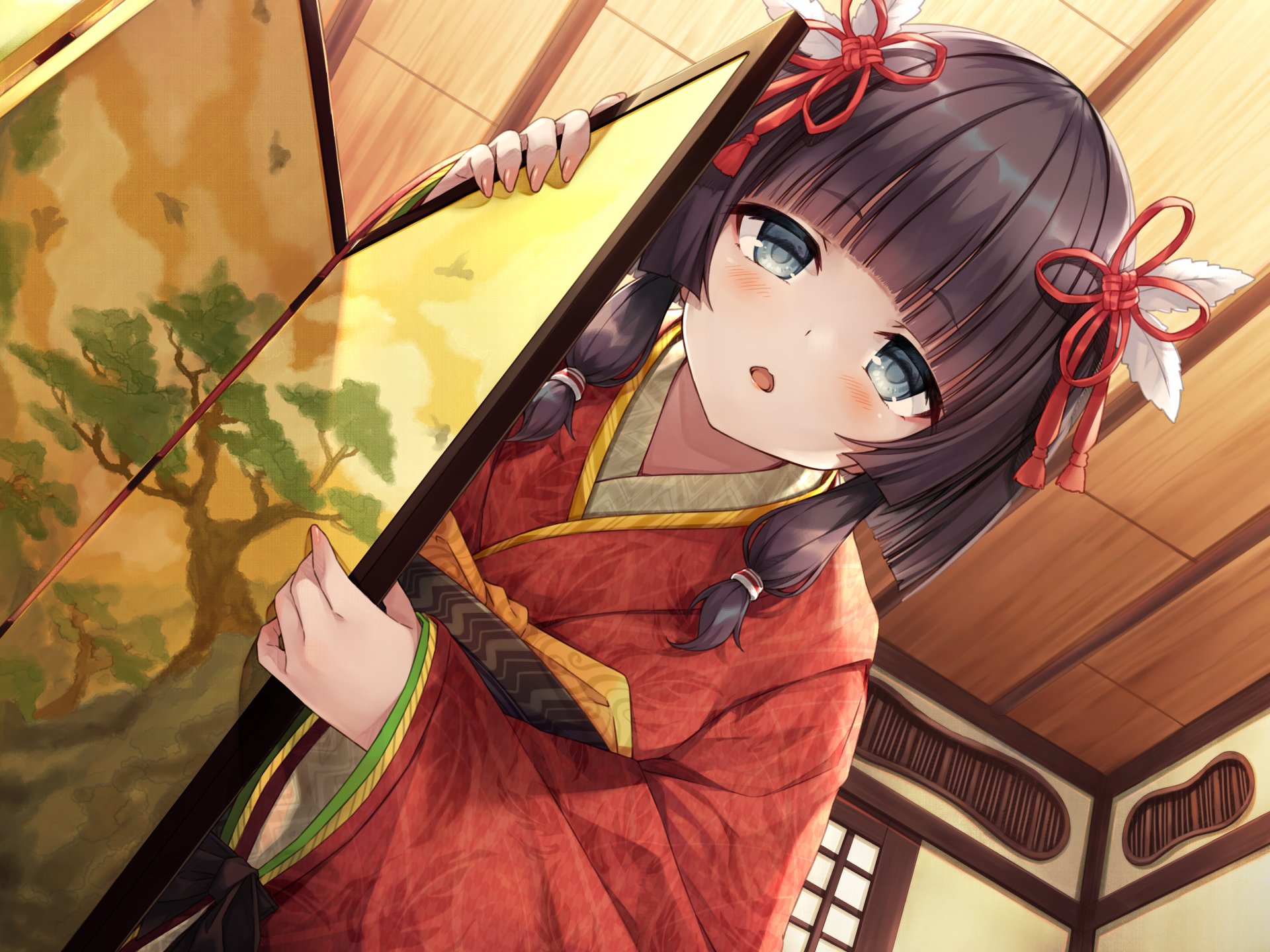 2K Quad HD PC wallpaper of an anime girl with brown hair in a red kimono, peeking from behind a painted screen in a warm, traditional room.