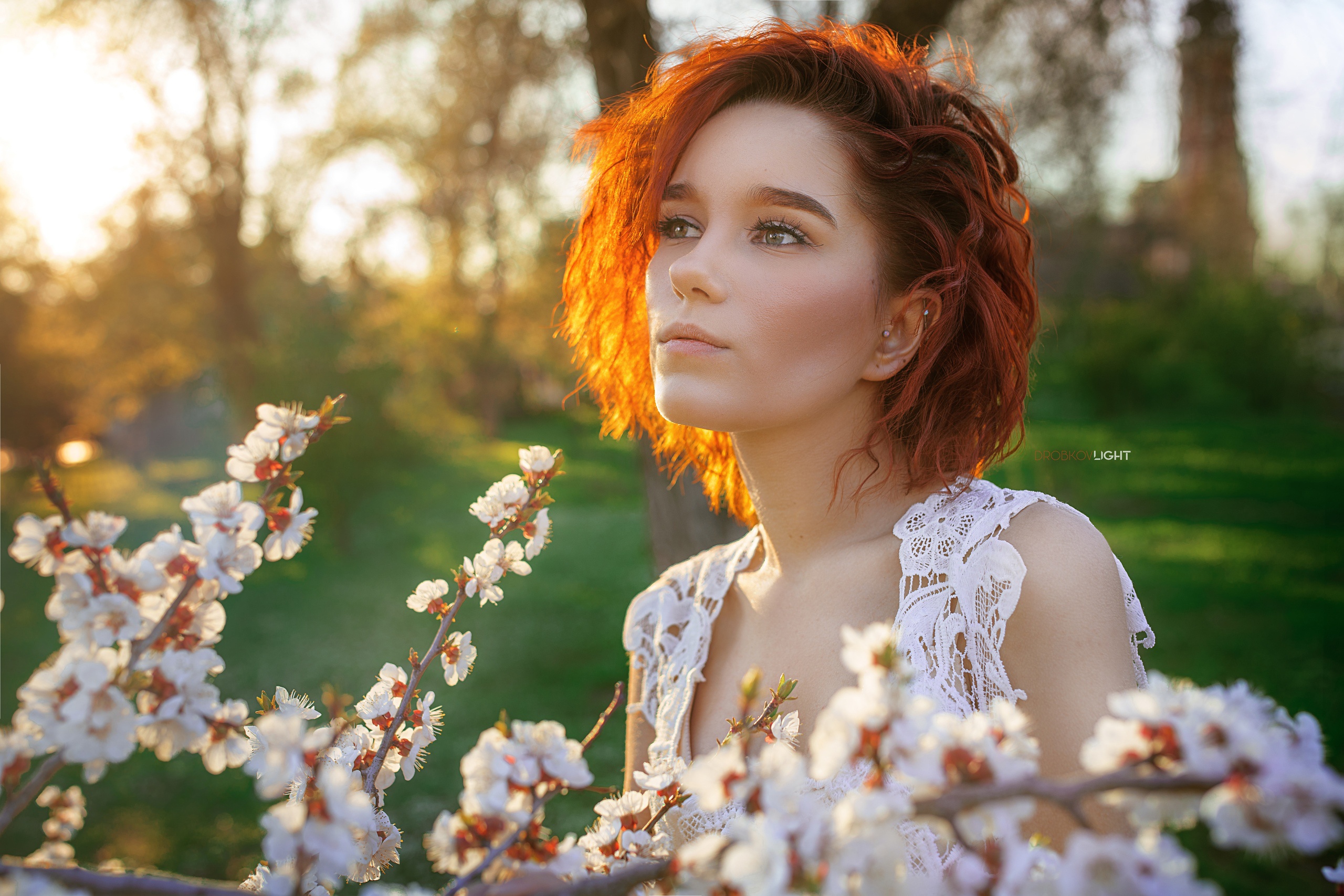 и рыжую девчонку ото сна. и рыжую девчонку ото сна. девушка весной. счастливая рыжая девушка. и рыжею девчонкой тёплою ото сна.