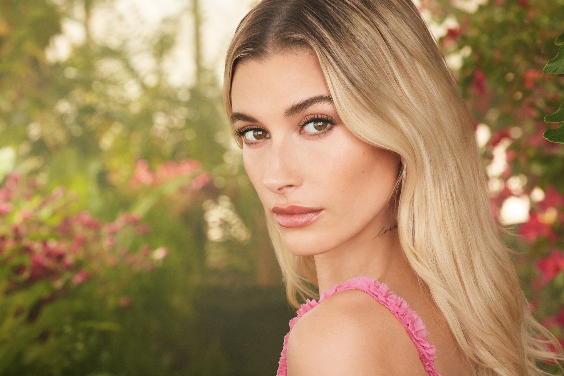 Download American Brown Eyes Face Blonde Model Celebrity Hailey Baldwin HD Wallpaper