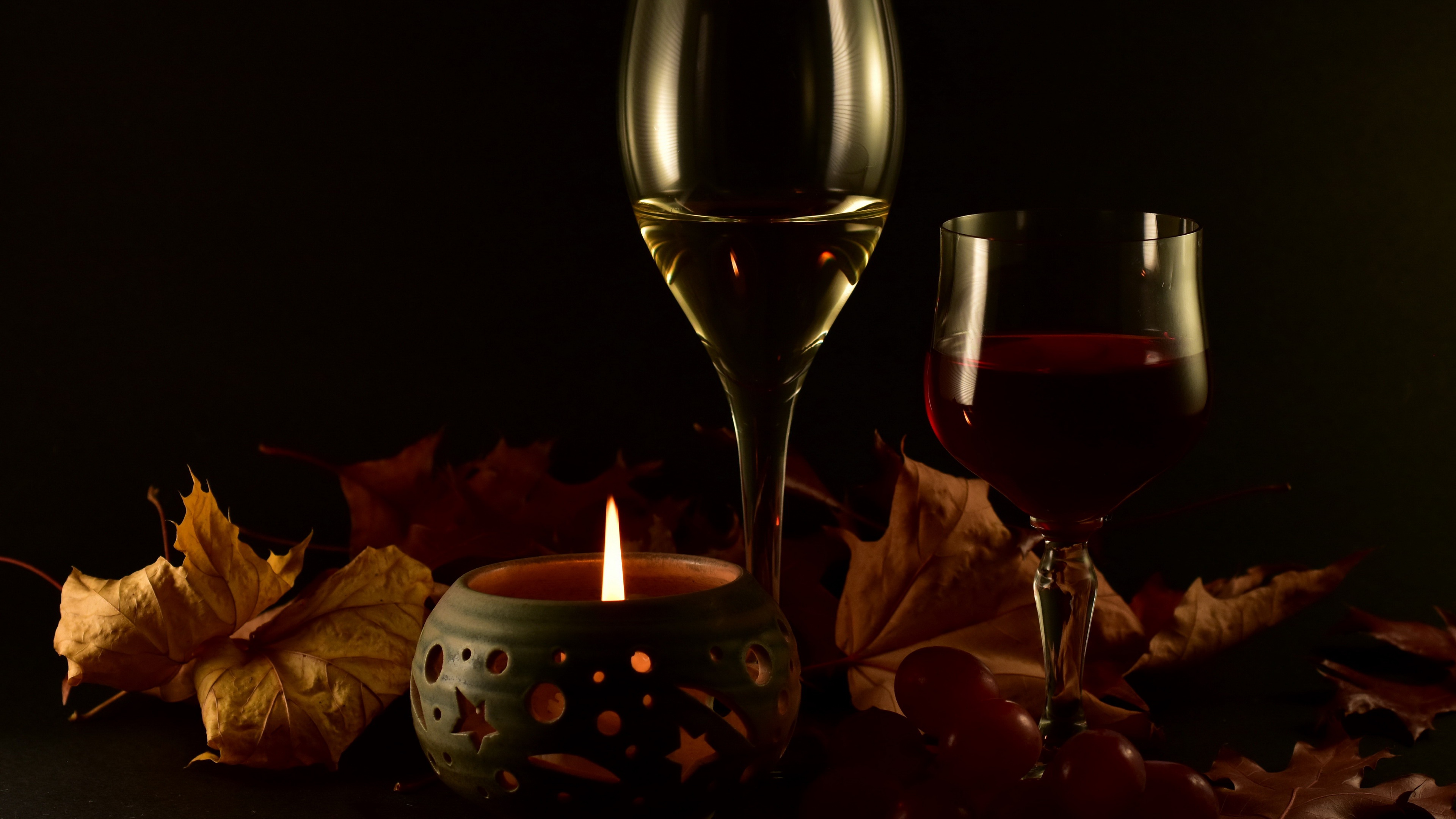 Живые обои вино. Вино и свечи. Бокал вина и свечи. Бокал вином с свечей. Свечи, цветы и вино.