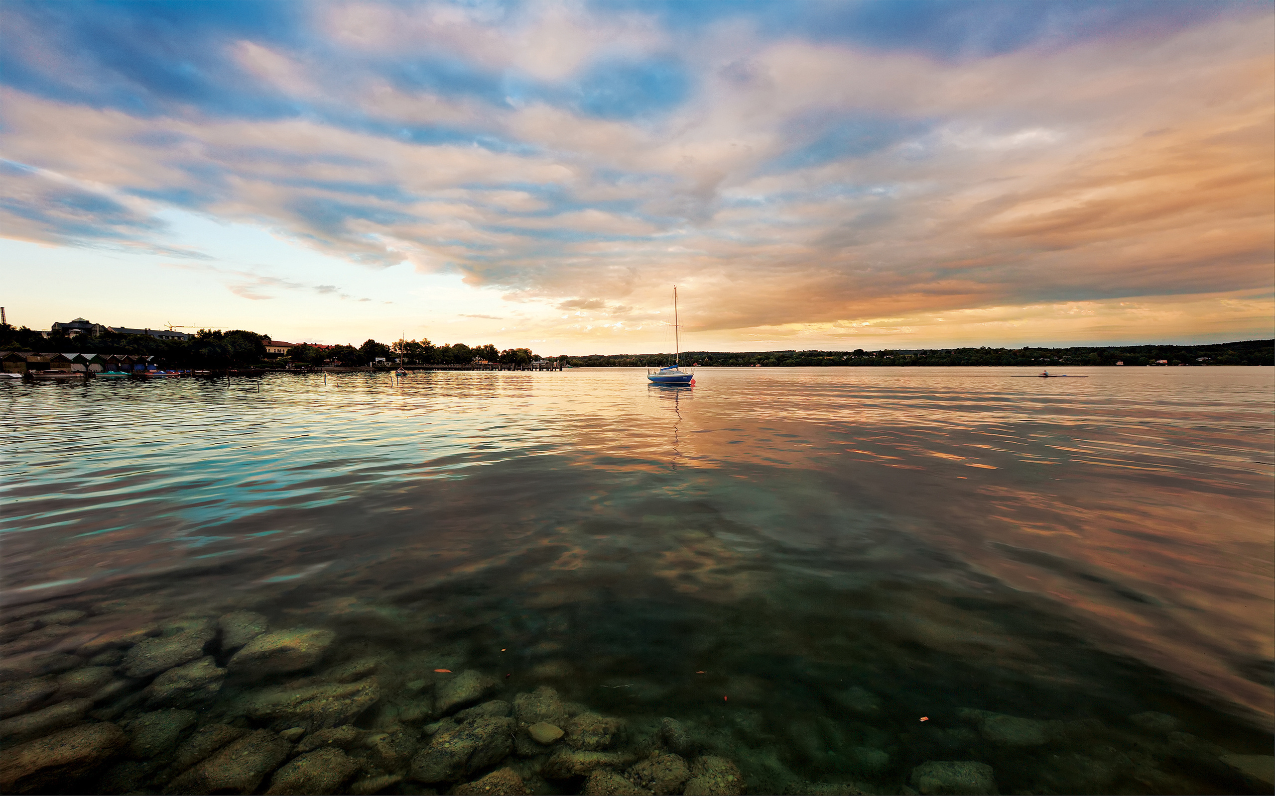 Serene lake reflecting stunning landscape in this desktop wallpaper.