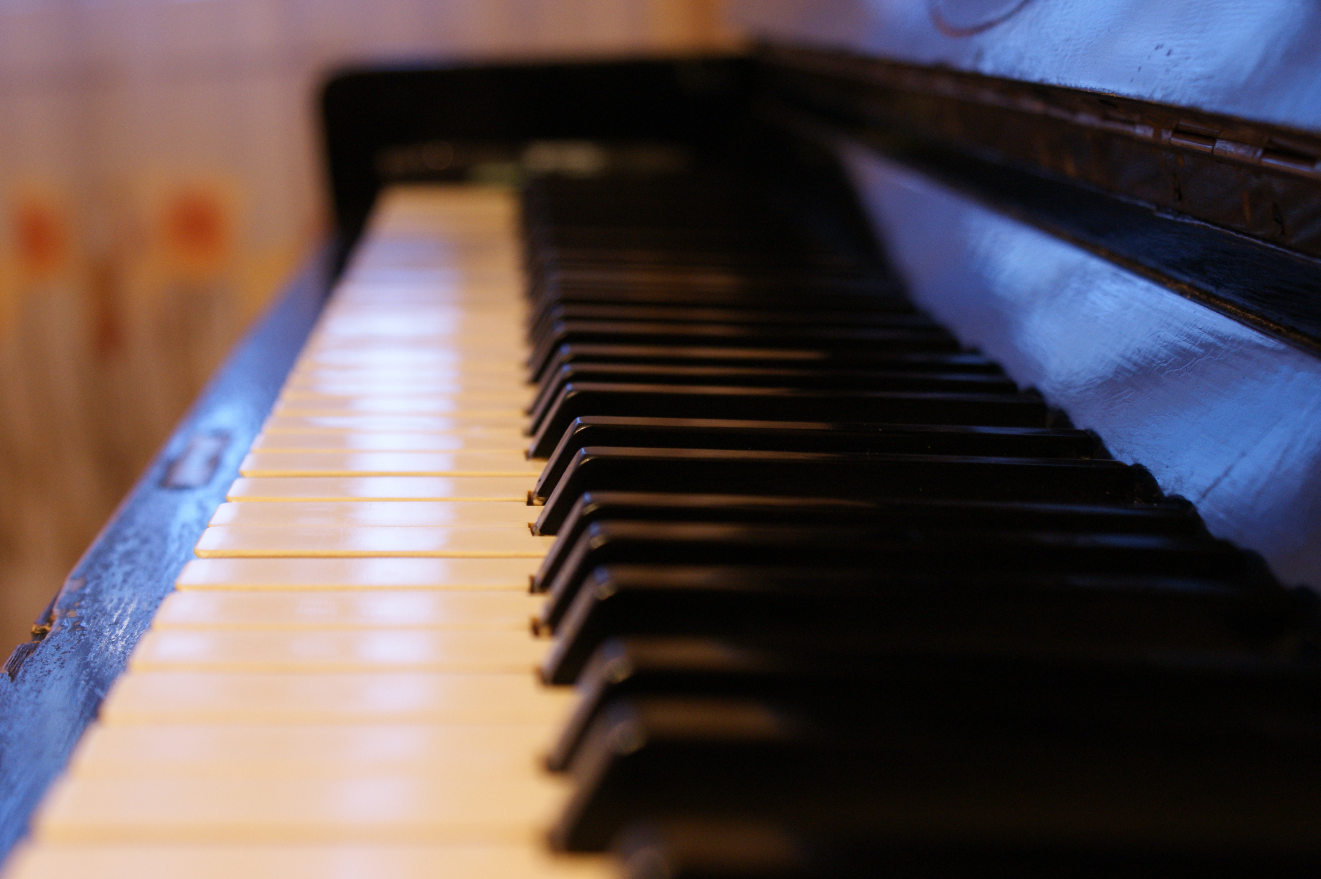 4k ultra hd desktop wallpaper of a piano with musical theme