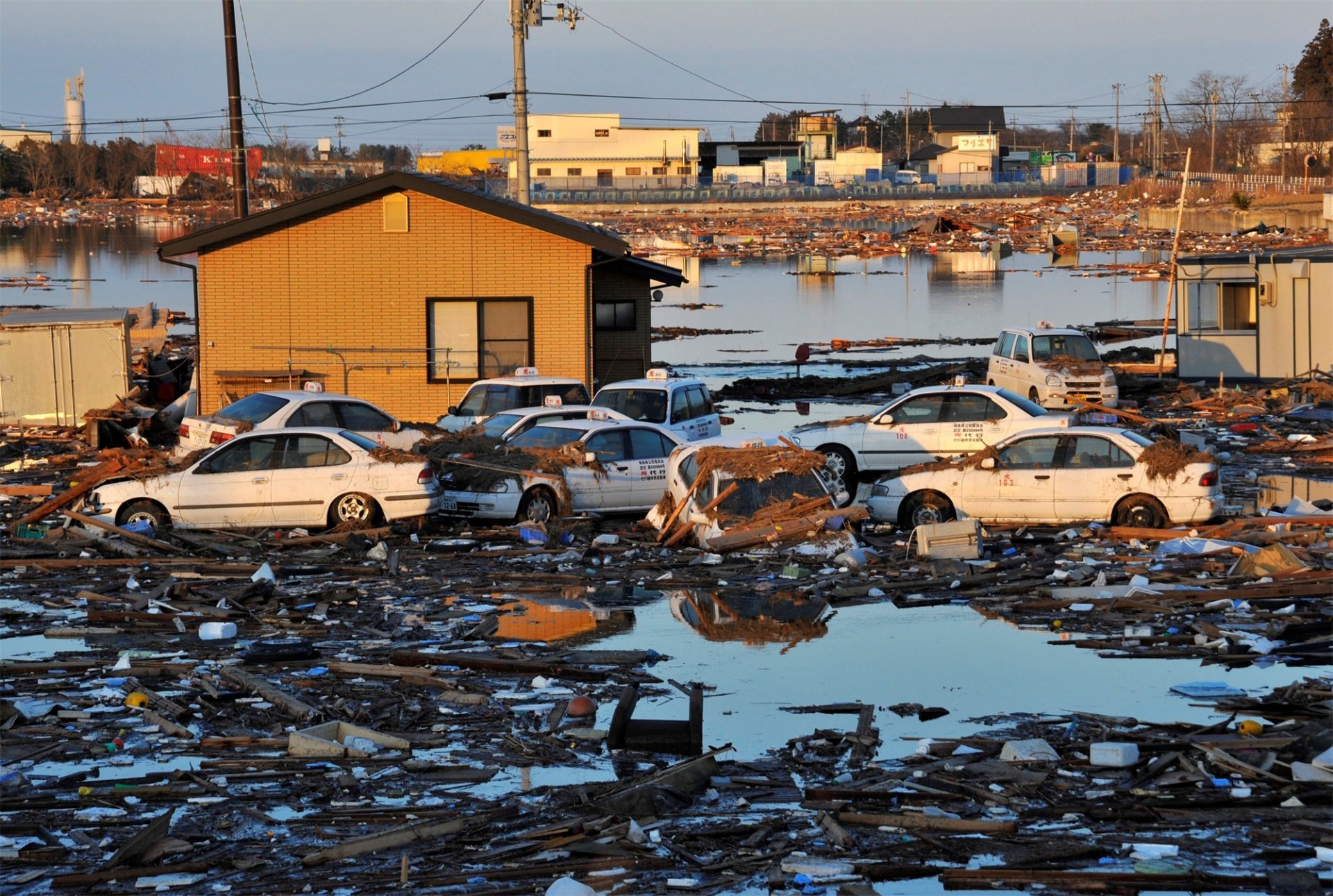 Землетрясения цунами наводнения. ЦУНАМИ В Японии в 2011. ЦУНАМИ Фукусима 2011. Японское ЦУНАМИ 2011.