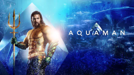 HD PC desktop wallpaper movie poster: bearded actor as Aquaman in gold scaled armor, holding a trident against a luminous underwater blue backdrop.