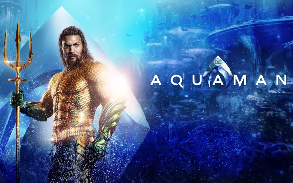 HD PC desktop wallpaper movie poster: bearded actor as Aquaman in gold scaled armor, holding a trident against a luminous underwater blue backdrop.
