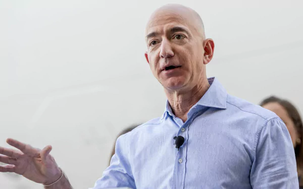 HD desktop wallpaper featuring a person in a blue shirt speaking, providing a professional and engaging background.