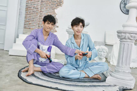 black hair feet pajamas Song Ji Yang Wang Hao Xuan Celebrity actor HD Desktop Wallpaper | Background Image