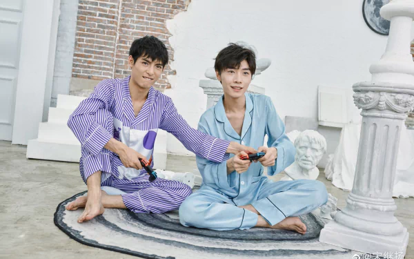 black hair feet pajamas Song Ji Yang Wang Hao Xuan Celebrity actor HD Desktop Wallpaper | Background Image