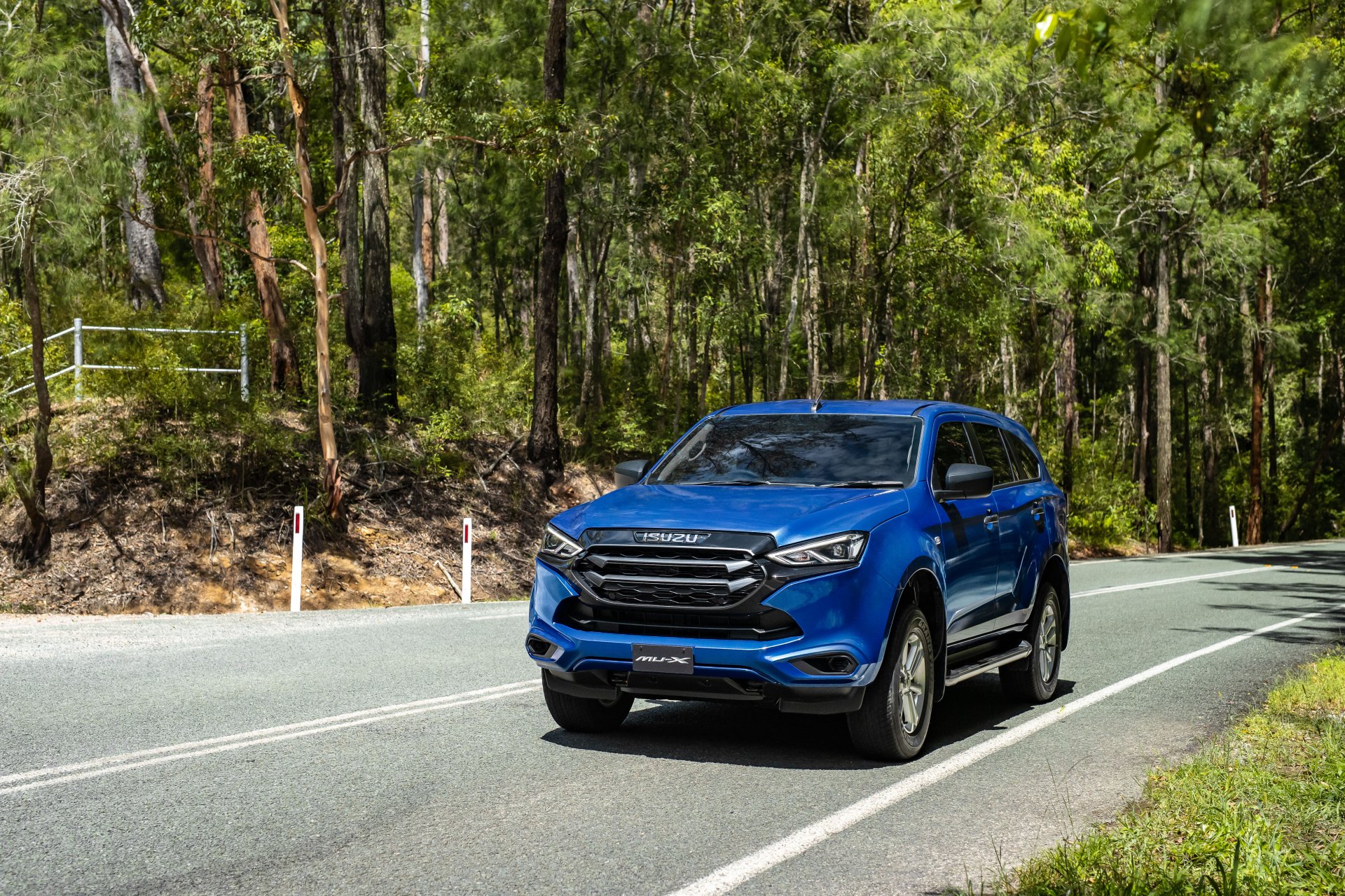 Download SUV Vehicle Isuzu MU-X 4k Ultra HD Wallpaper