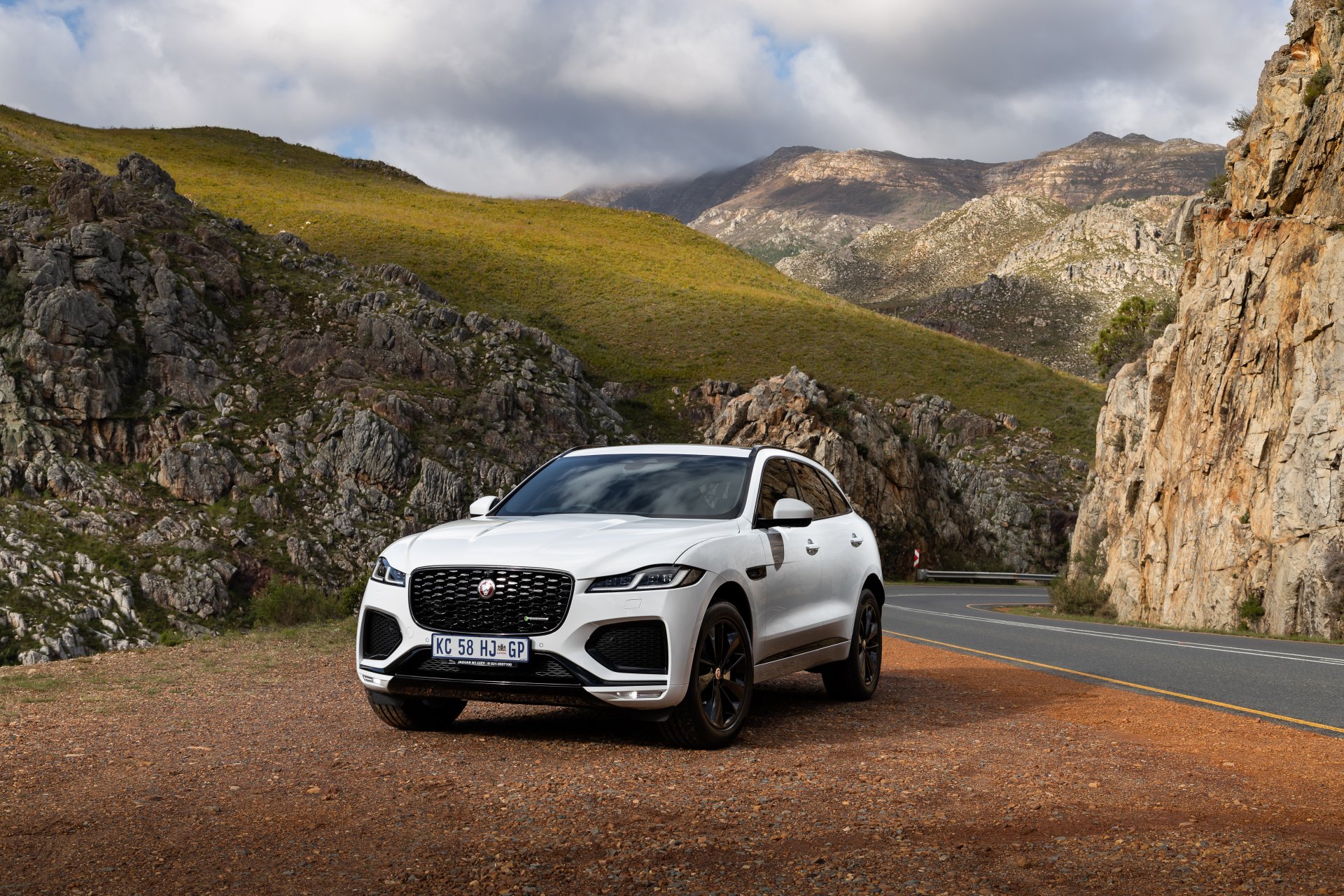 Action road. Jaguar f Pace d 300 r Dynamic. Jaguar f-Pace Black Pack. Jaguar f Pace обои. Ягуар f Pace обои.