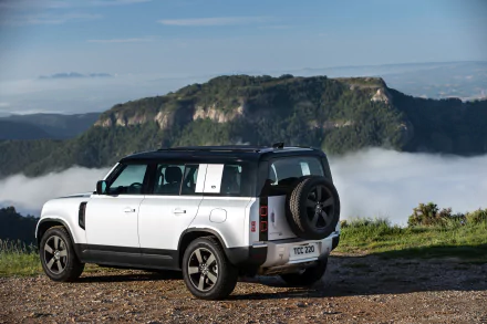  Land Rover Defender 110 P400e Urban Pack