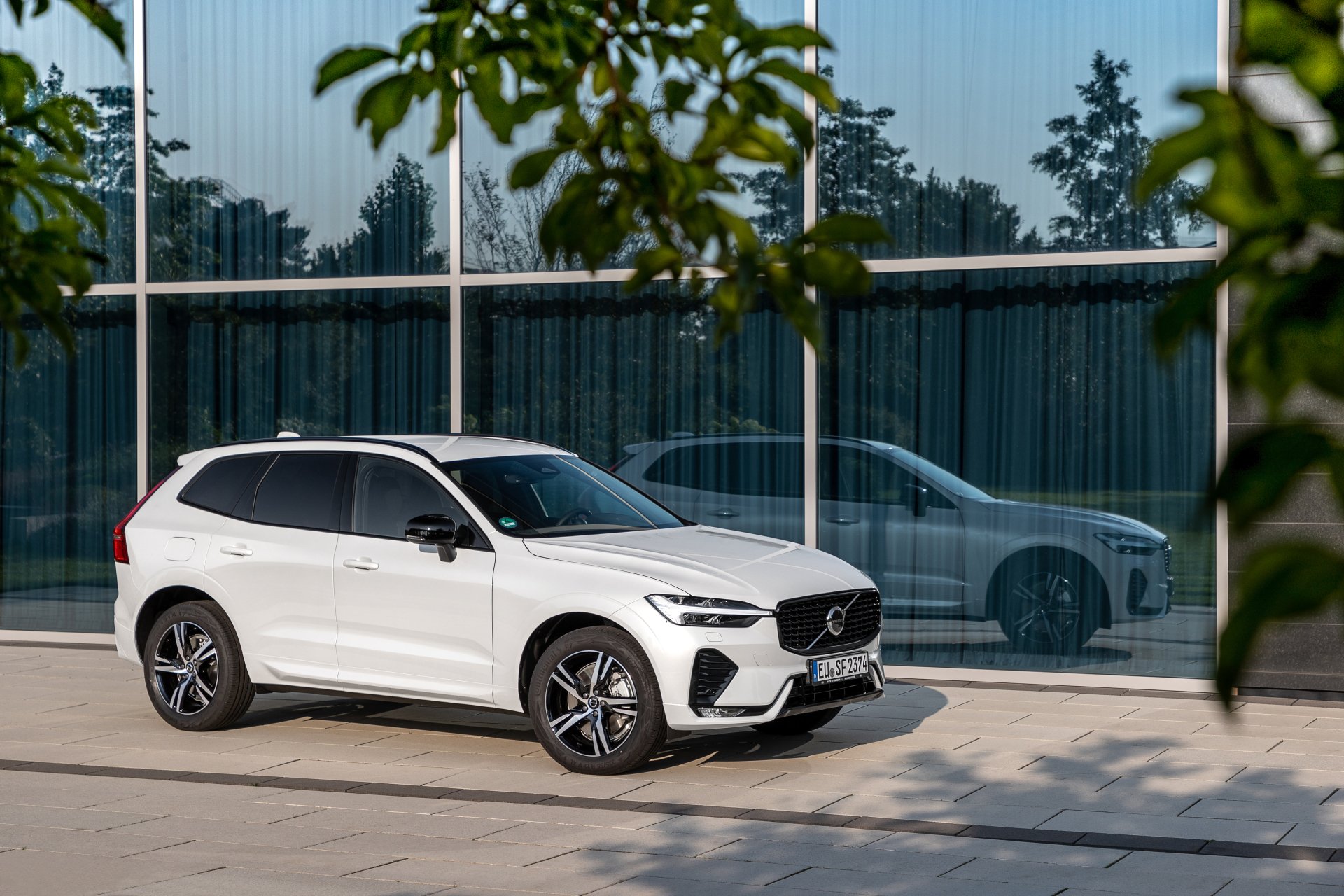 Download SUV Volvo XC60 B5 R-Design Vehicle Volvo XC60 4k Ultra HD Wallpaper