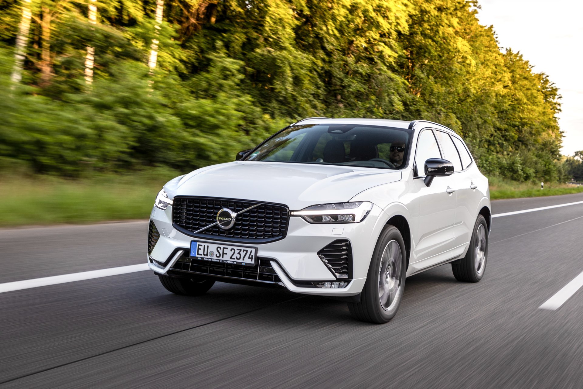 Download SUV Volvo XC60 B5 R-Design Vehicle Volvo XC60 4k Ultra HD Wallpaper