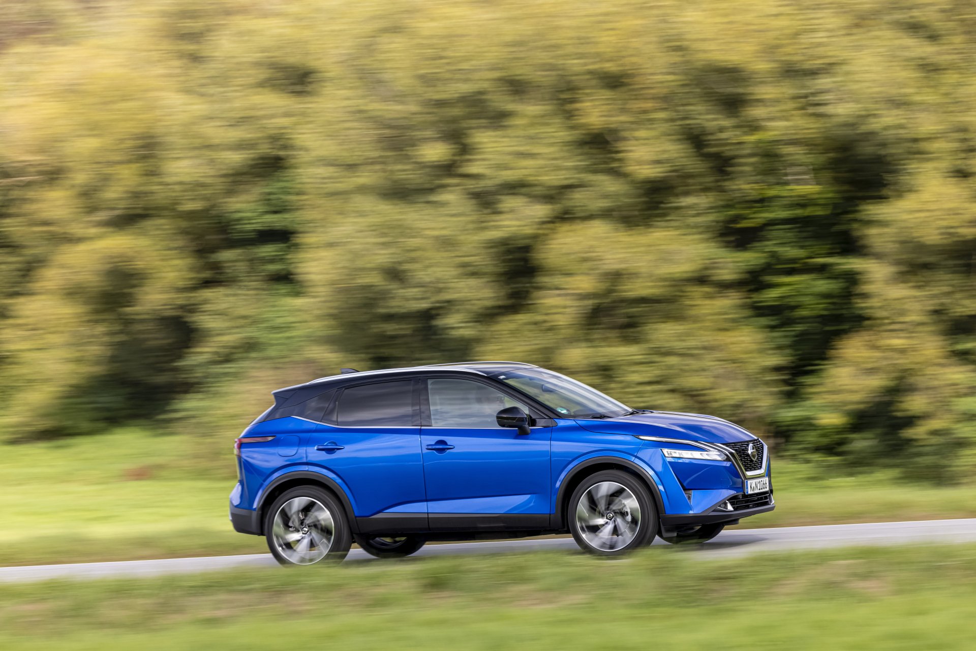 Download SUV Vehicle Nissan Qashqai 4×4 8k Ultra HD Wallpaper