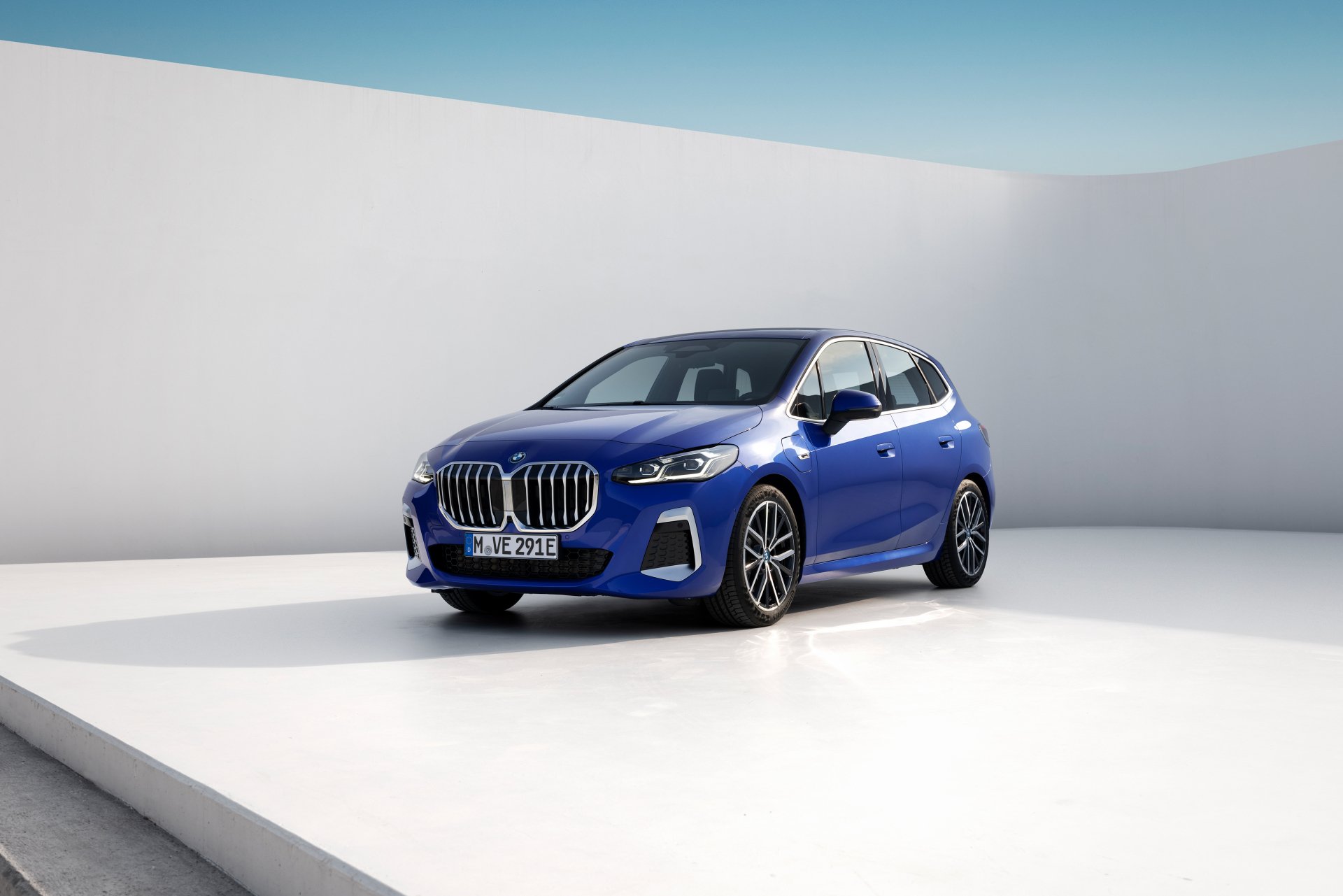 Download Vehicle BMW 230e XDrive Active Tourer M Sport 4k Ultra HD Wallpaper