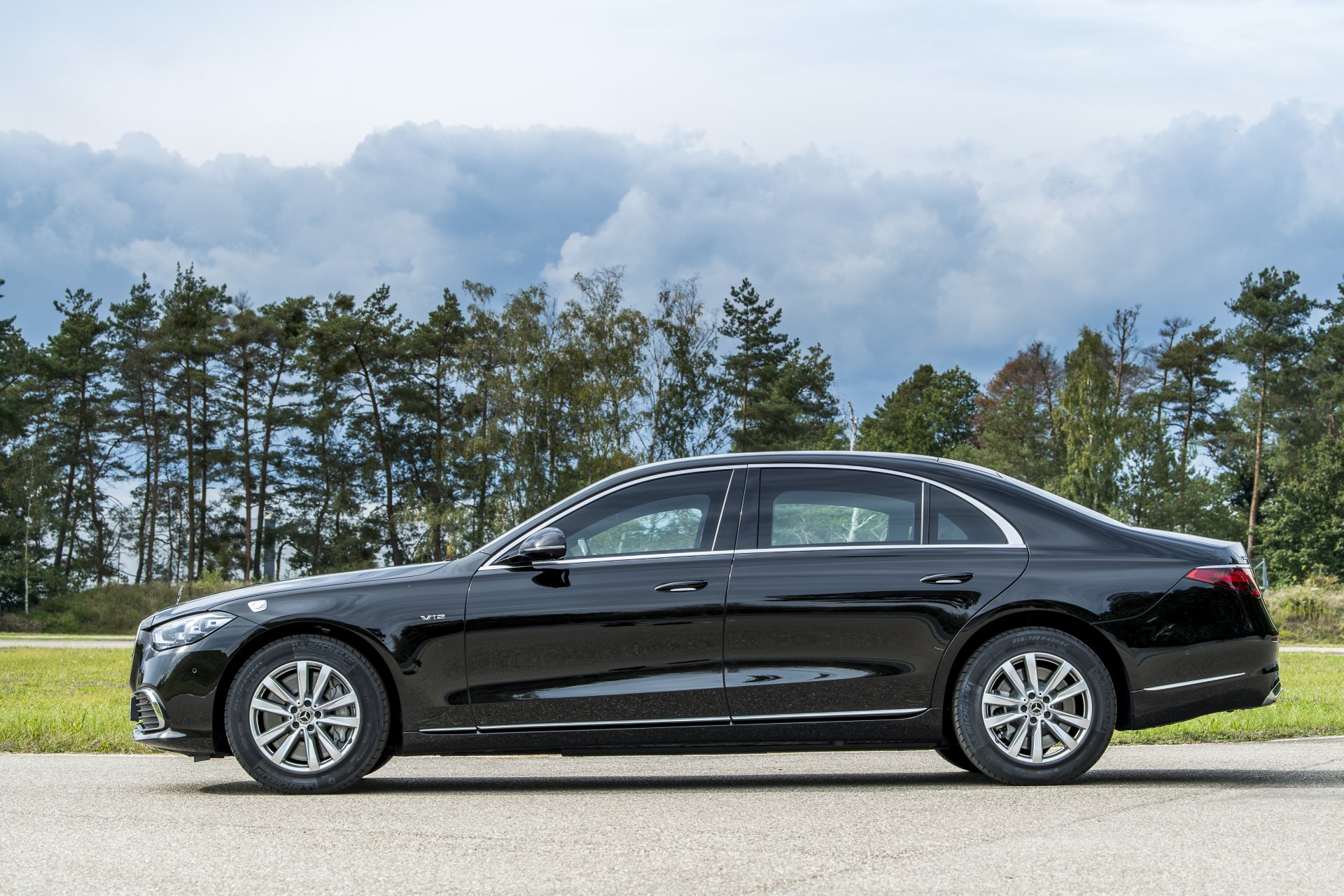 Download Mercedes-Benz S 680 Guard Vehicle Mercedes-Benz S-Class 4k Ultra HD Wallpaper