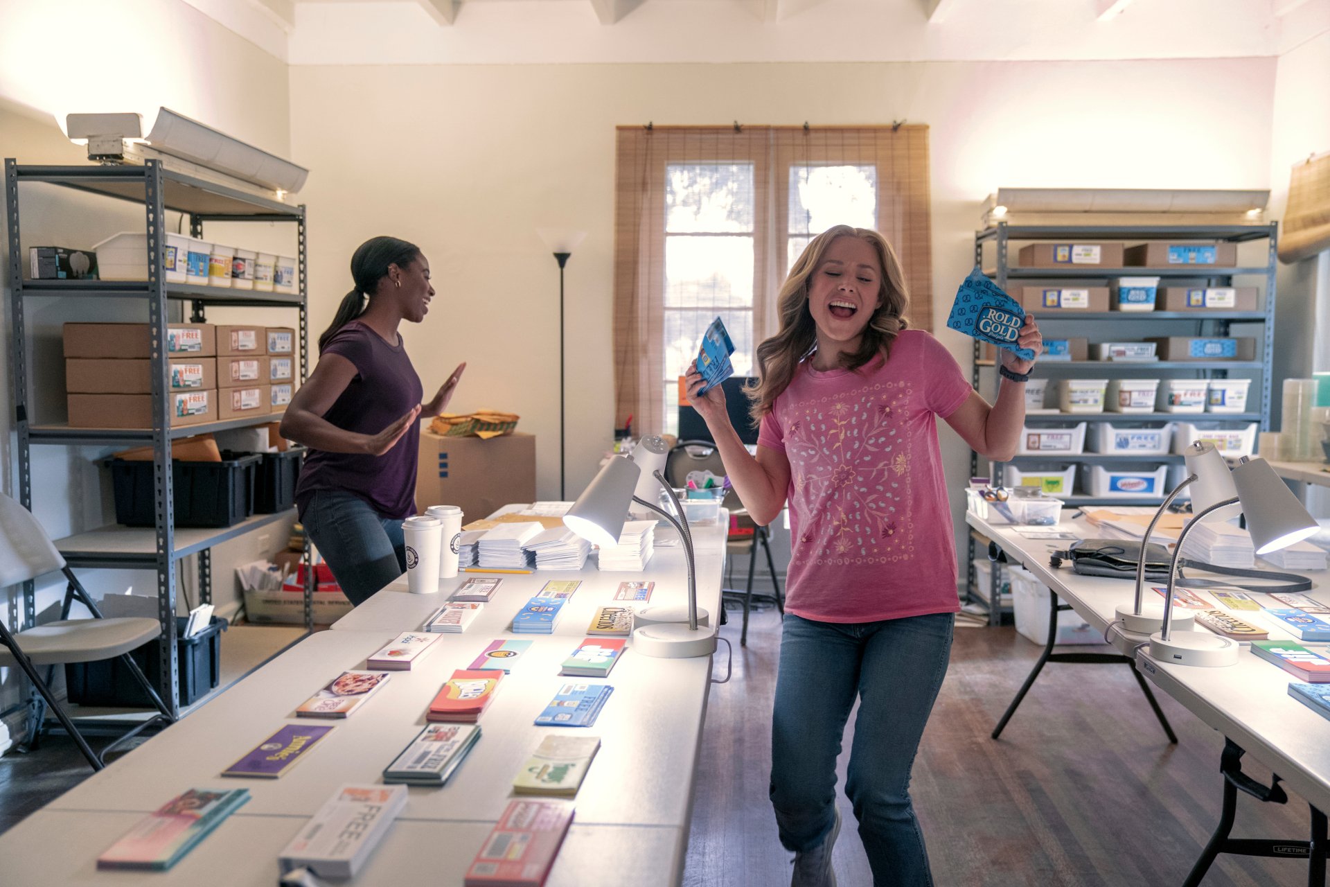 Download Kristen Bell Kirby Howell-Baptiste Movie Queenpins 4k Ultra HD Wallpaper